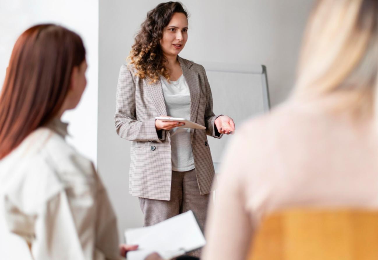 Moderne Arbeitsplätze im lorypavixen Büro mit Analysedashboards auf mehreren Monitoren
